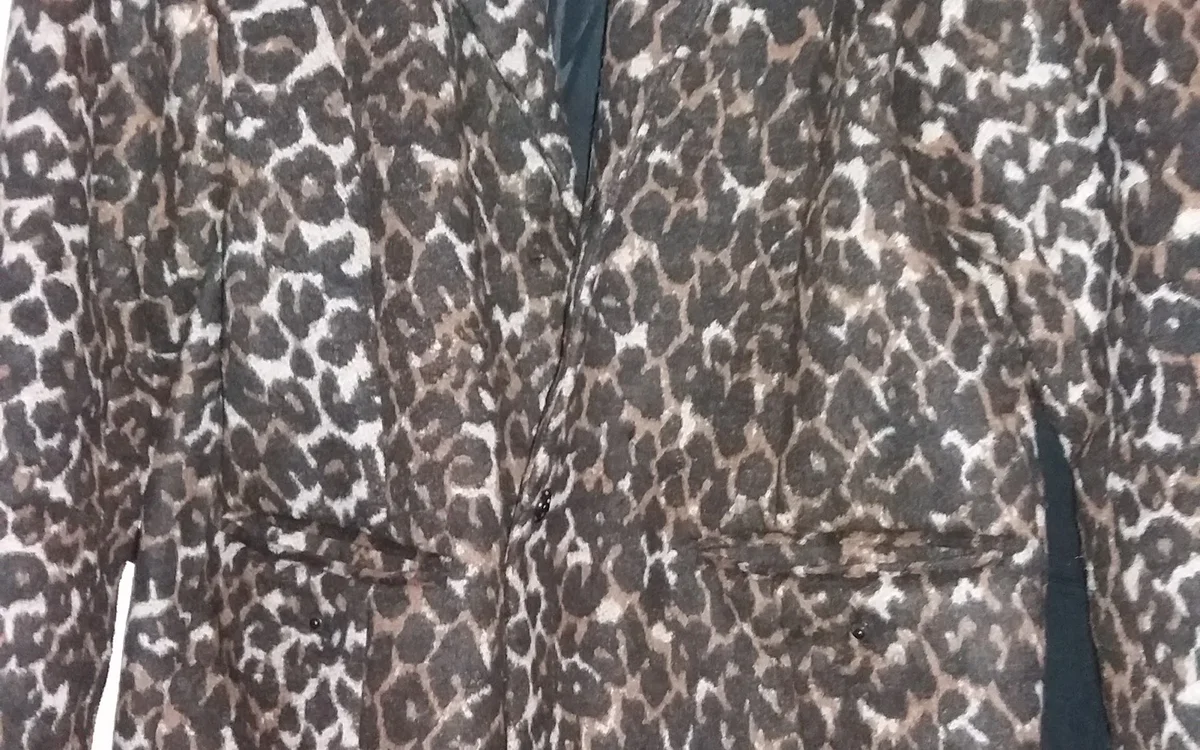 Close-up van een luipaardprint jasje of kleding met zwart-wit patroon