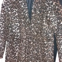 Close-up van een luipaardprint jasje of kleding met zwart-wit patroon
