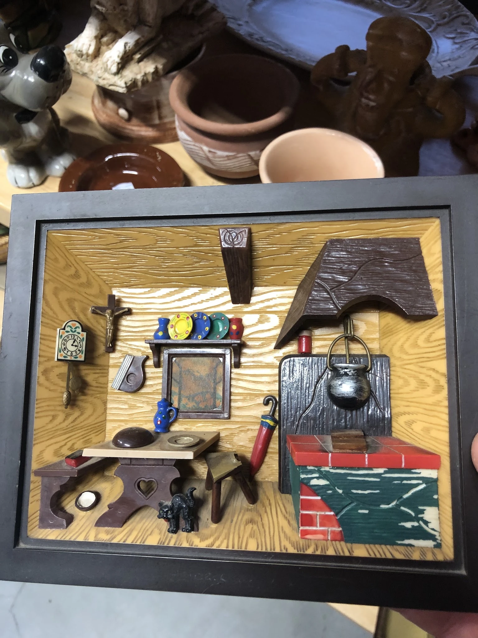 Verzameling van vintage huishoudelijke artikelen en decoraties op houten achtergrond in shadowbox