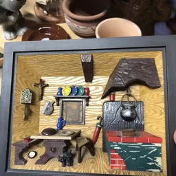 Verzameling van vintage huishoudelijke artikelen en decoraties op houten achtergrond in shadowbox
