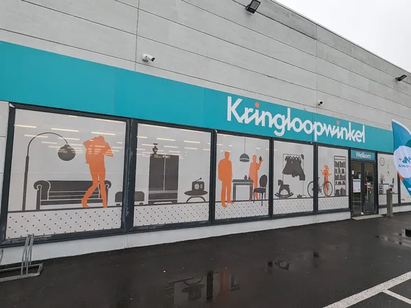 Winkelgevel met turquoise bovenbalk en grote ramen, met illustraties van huishoudelijke artikelen en meubilair