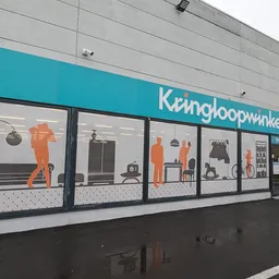 Winkelgevel met turquoise bovenbalk en grote ramen, met illustraties van huishoudelijke artikelen en meubilair