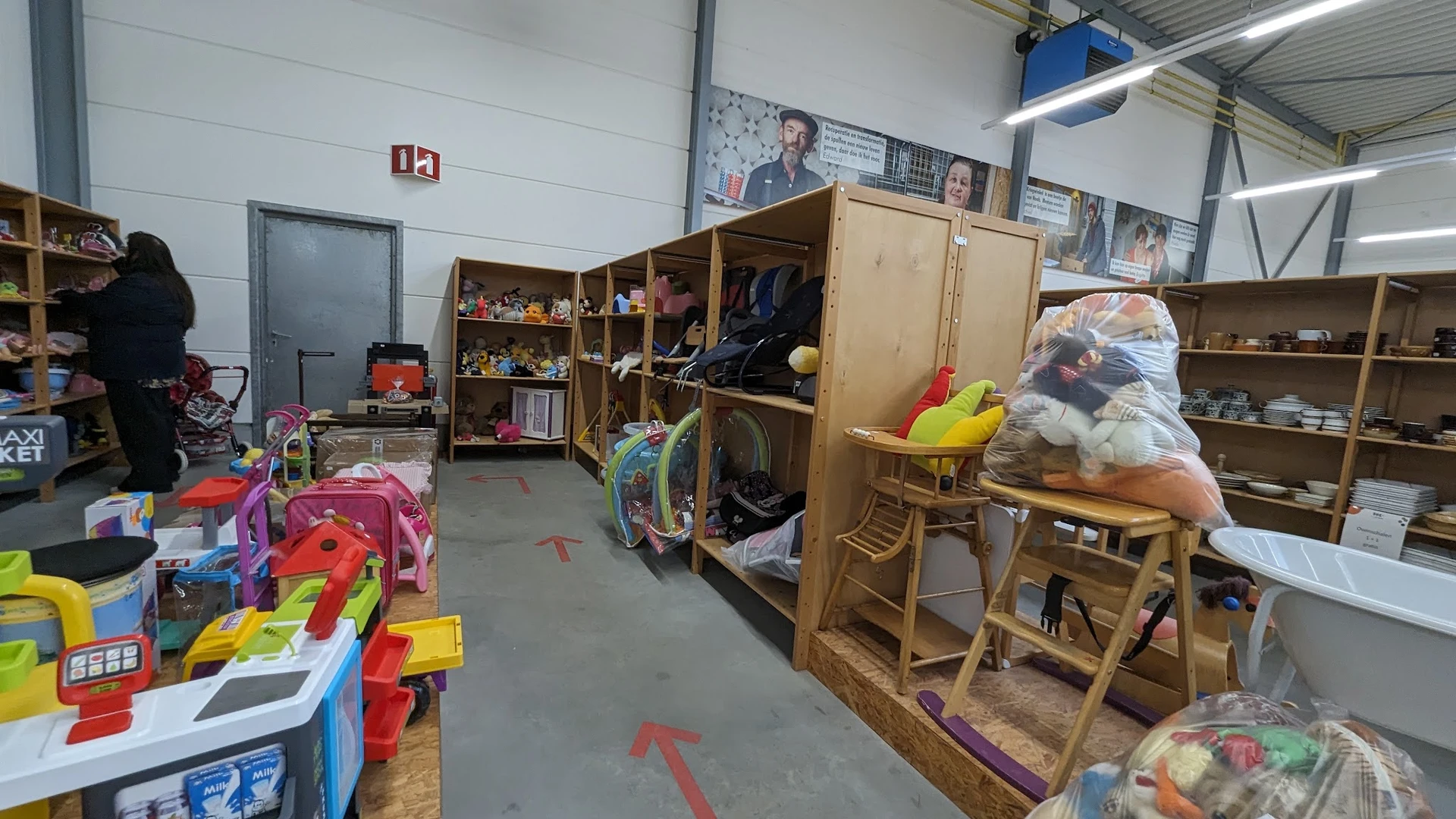 Winkelvloer met houten kasten, speelgoed, huishoudartikelen en diverse tweedehandsartikelen