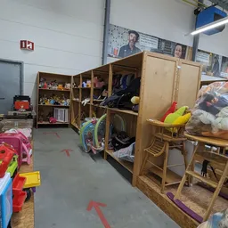 Winkelvloer met houten kasten, speelgoed, huishoudartikelen en diverse tweedehandsartikelen