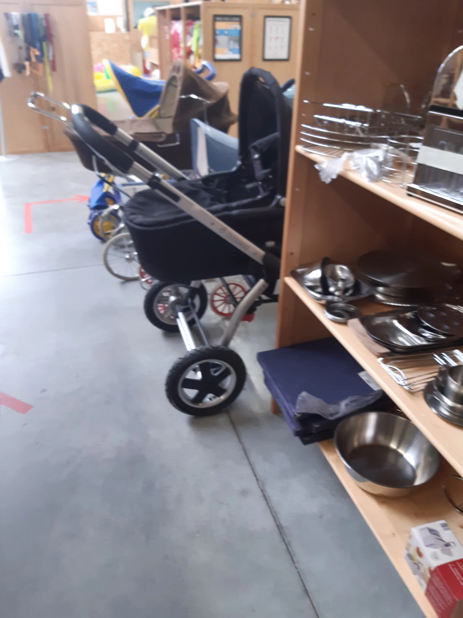 Kinderwagens en keukengerei in een kringloopwinkel