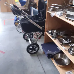 Kinderwagens en keukengerei in een kringloopwinkel