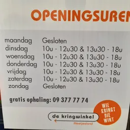 Openingsuren bord met weekdagen en tijden, contactgegevens en winkellogo