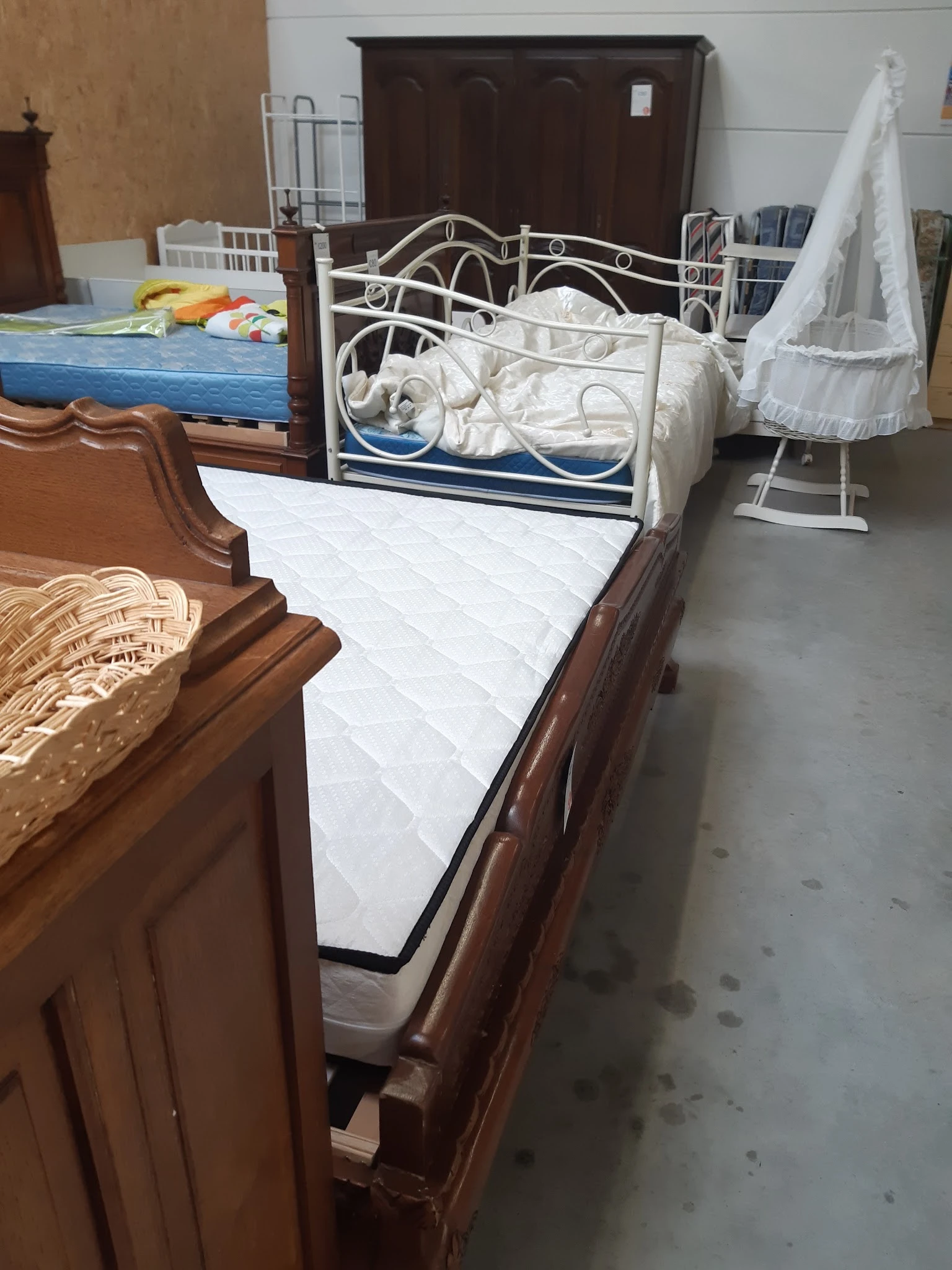 Tweedehands bedden en matrassen tentoongesteld in een kringloopwinkel
