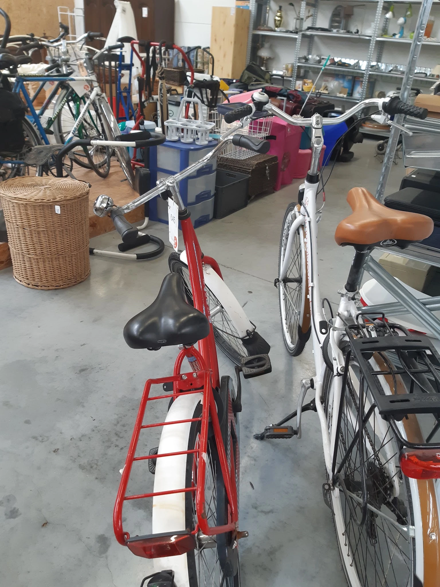 Tweedehandsfietsen en fietsen onderdelen in een kringloopwinkel