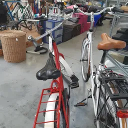 Tweedehandsfietsen en fietsen onderdelen in een kringloopwinkel