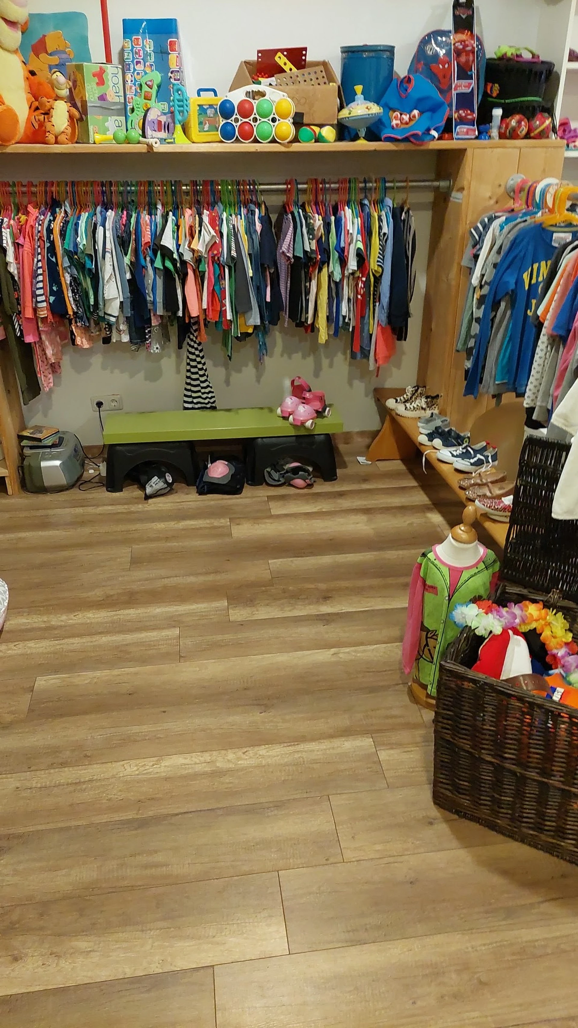 Kringloopwinkel Maandewark in Smilde met tweedehands babyartikelen, babykleding en boeken