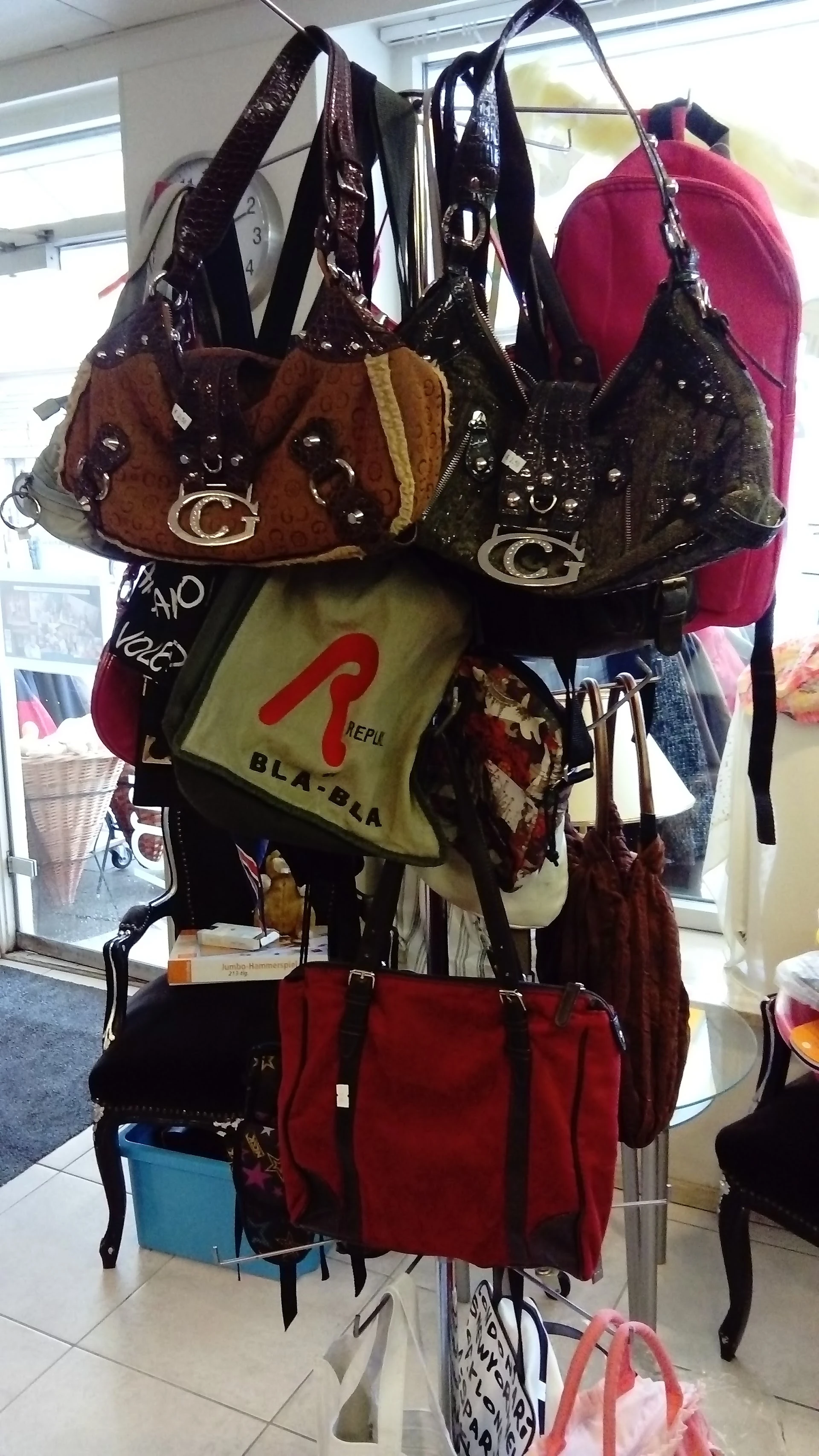 Kringloopwinkel Mainstreet 207 Overdinkel in Overdinkel met tweedehands accessoires, dameskleding en herenkleding