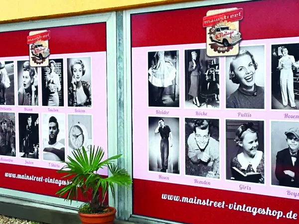 Etalagepui met rode en roze panelen met zwart-witfoto's van vintage kleding en accessoires, mainstreet-logo en website zichtb