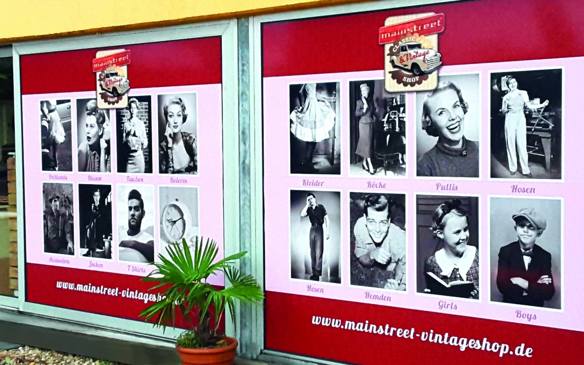Etalagepui met rode en roze panelen met zwart-witfoto's van vintage kleding en accessoires, mainstreet-logo en website zichtb