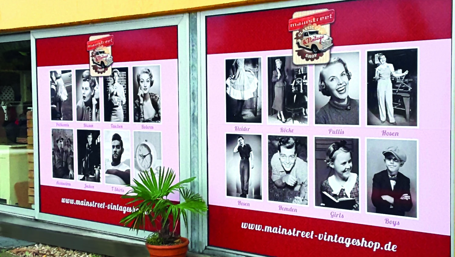 Etalagepui met rode en roze panelen met zwart-witfoto's van vintage kleding en accessoires, mainstreet-logo en website zichtb