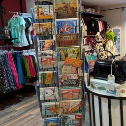 Vintage winkelrek met tweedehands kleding, vintage borden en decoratieve items