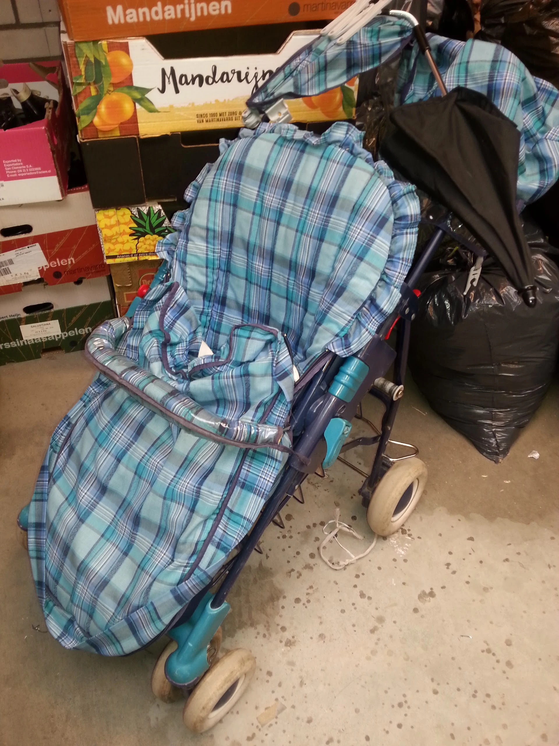 Kringloopwinkel MalawiShop Zundert in Zundert met tweedehands boeken, elektronica en kleding