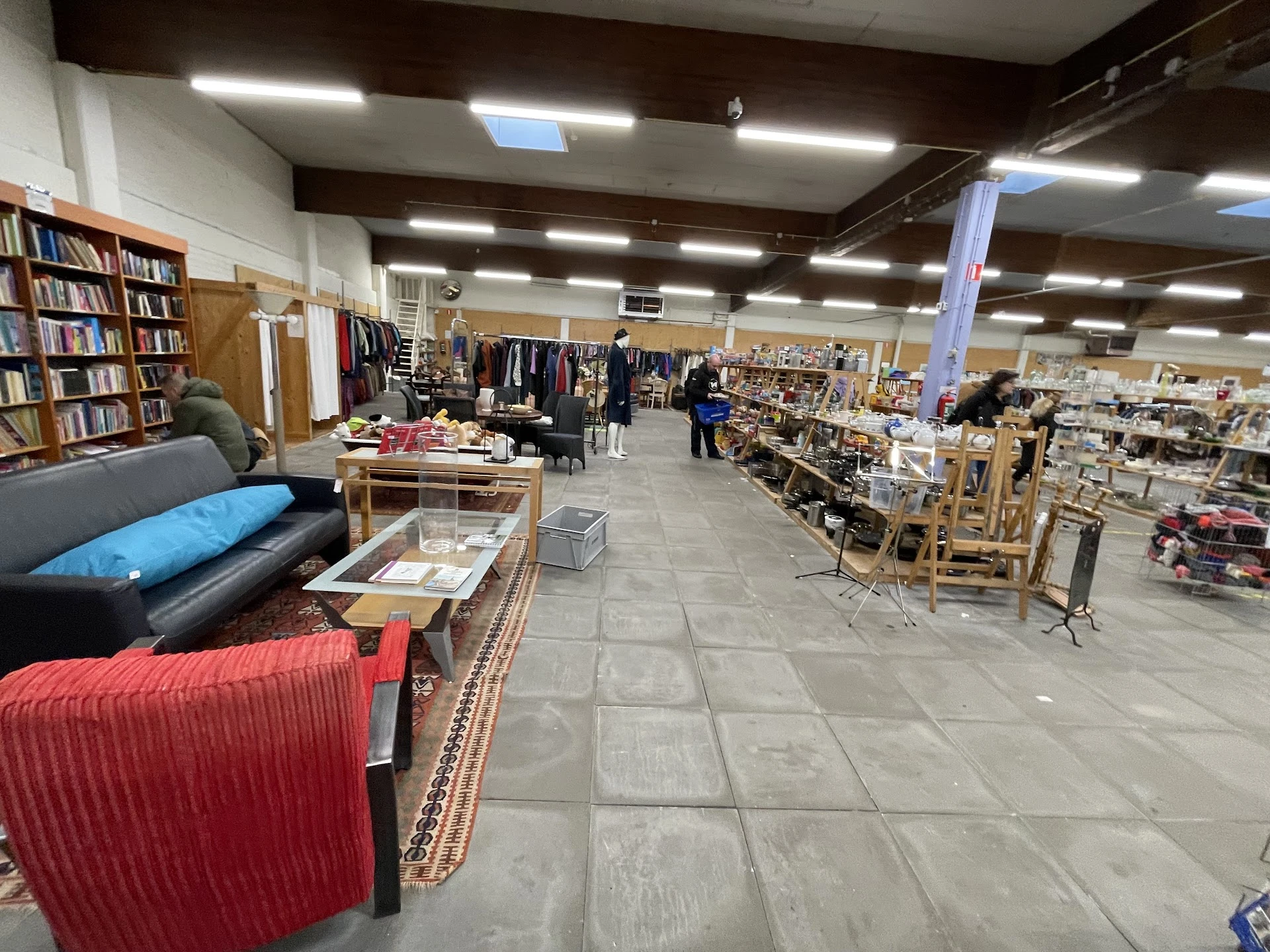 Kringloopwinkel Mamamini Helpman in Groningen in Groningen Stad met tweedehands audioapparatuur, boeken en computers