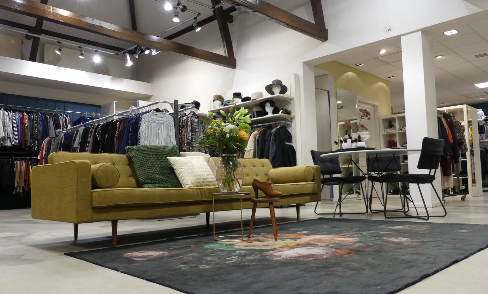 Kringloopwinkel MarieOlief in Sliedrecht met tweedehands babykleding, dameskleding en kinderkleding