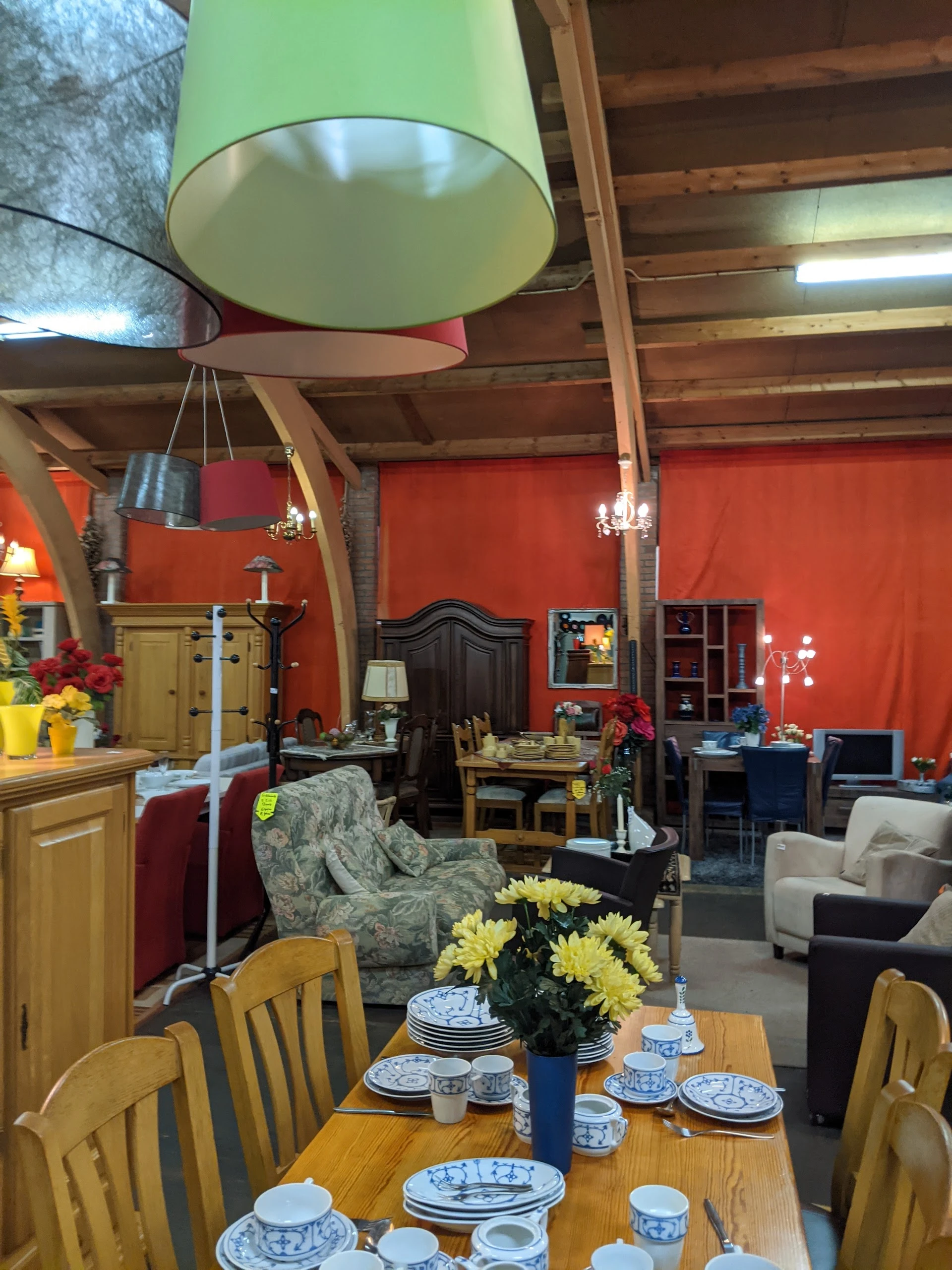 Maro Kringloopwinkel En Ontruimingen in Malden met tweedehands boeken, kasten en meubels