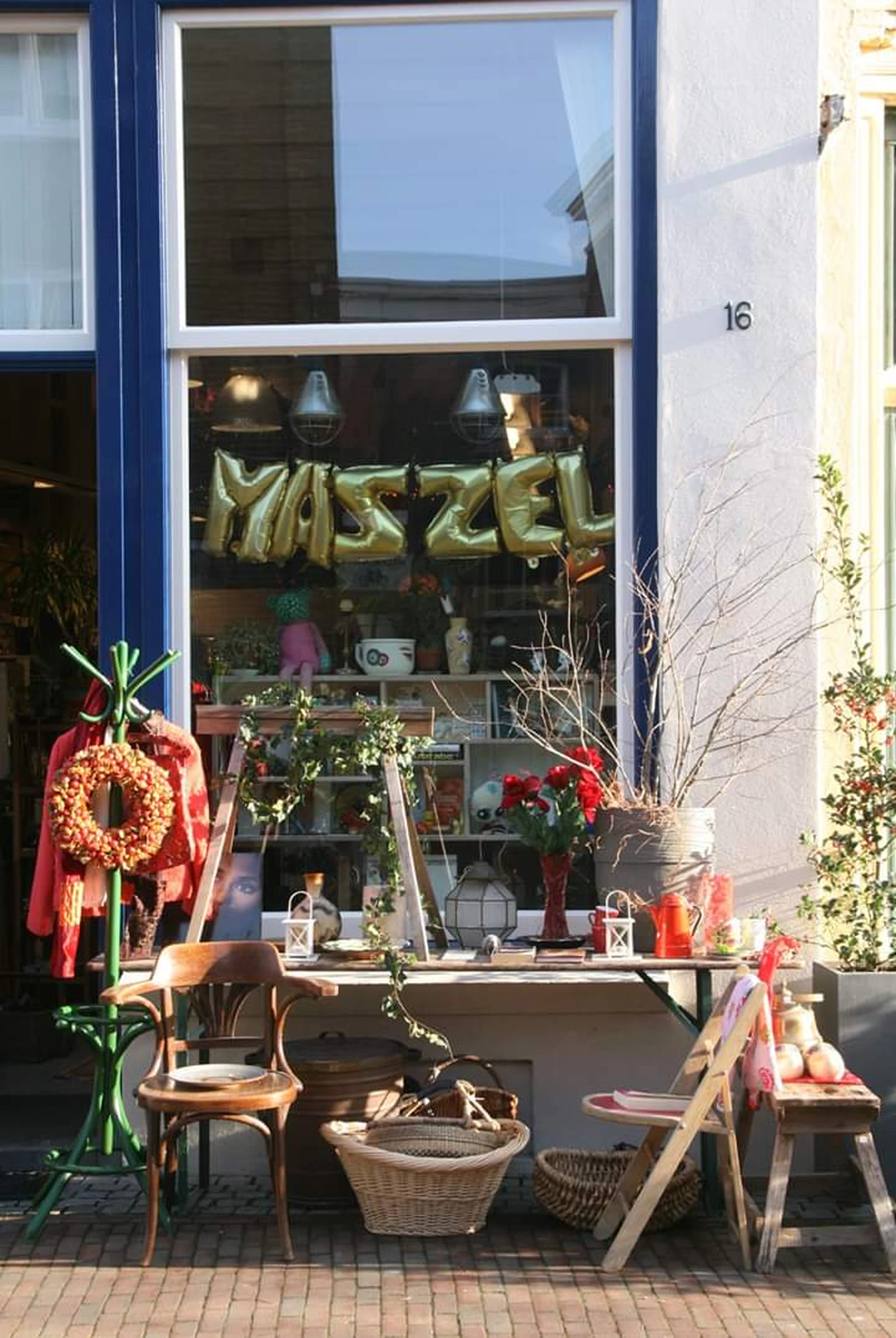 Mazzel kringloop in Zutphen met tweedehands boeken, kleding en modeaccessoires