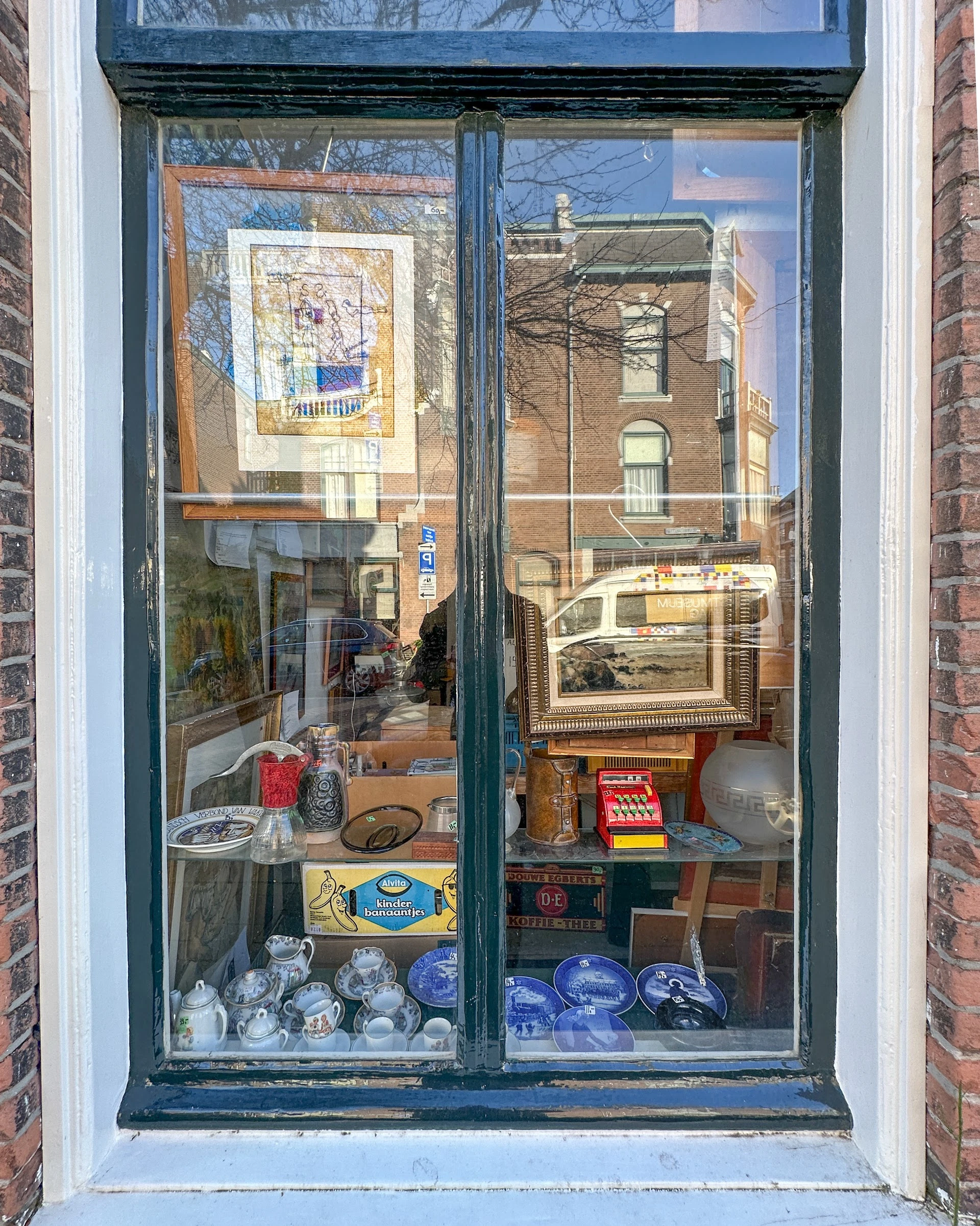 Kringloopwinkel Meischke in Den Haag met tweedehands boeken, elektronica en kleding