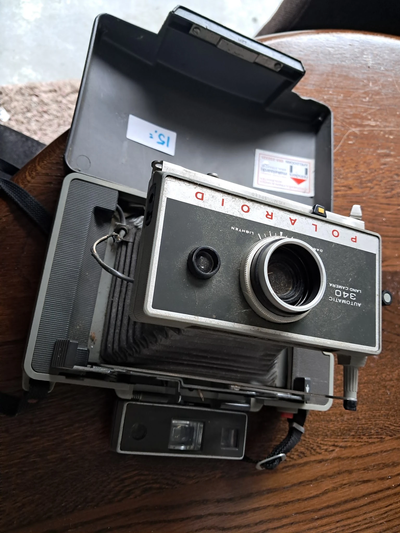 Vintage Polaroid Land Camera, een analoge camera met lens en zwart-grijze behuizing