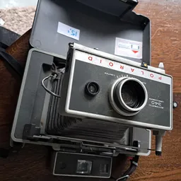Vintage Polaroid Land Camera, een analoge camera met lens en zwart-grijze behuizing