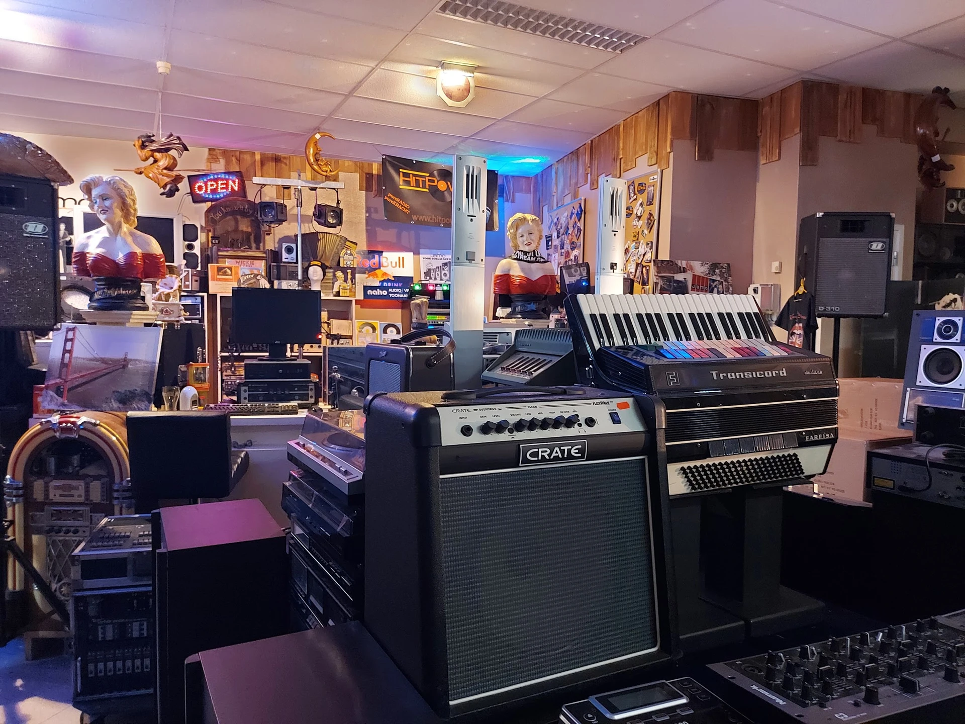 Muziekinstrumenten en versterkers in de kringloopwinkel, waaronder gitaarversterkers, keyboards en elektronische apparatuur