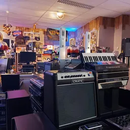 Muziekinstrumenten en versterkers in de kringloopwinkel, waaronder gitaarversterkers, keyboards en elektronische apparatuur