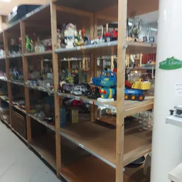 Houten stellingen met diverse artikelen in een kringloopwinkel
