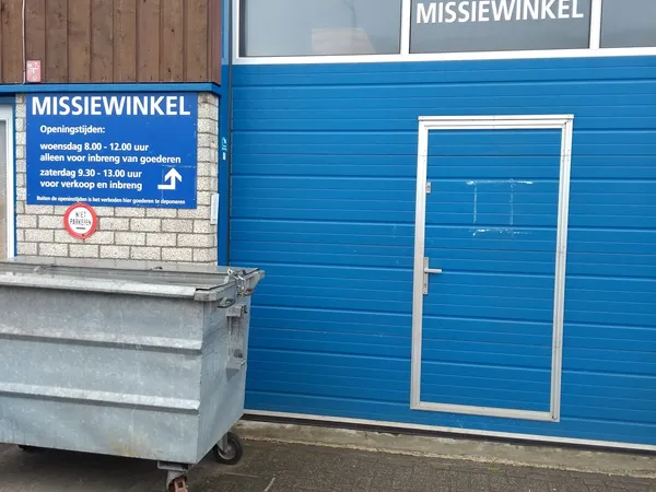 Kringloopwinkel Missiewinkel in Honselersdijk met tweedehands elektronica, huishoudelijke artikelen en kleding
