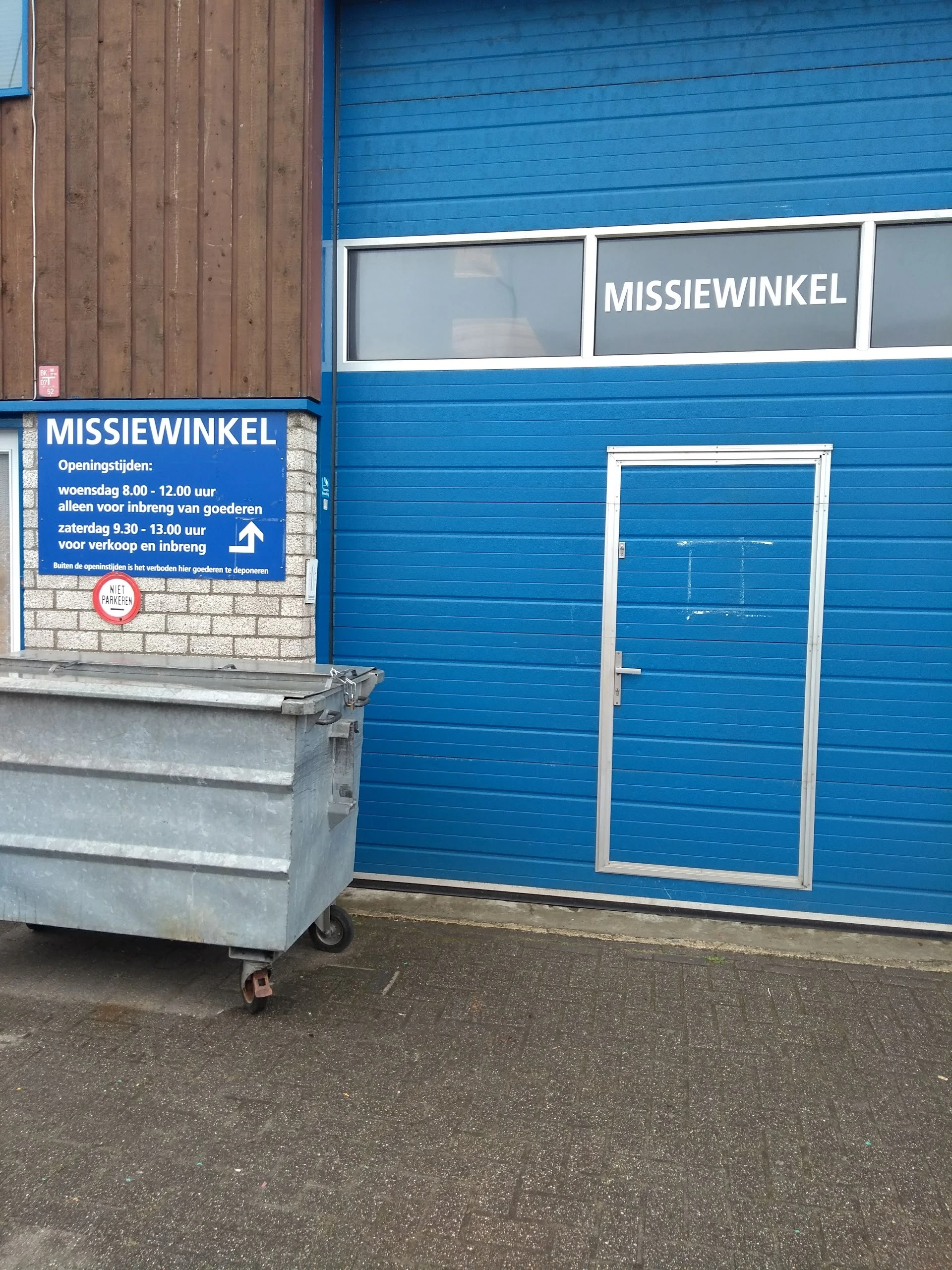 Kringloopwinkel Missiewinkel in Honselersdijk met tweedehands elektronica, huishoudelijke artikelen en kleding