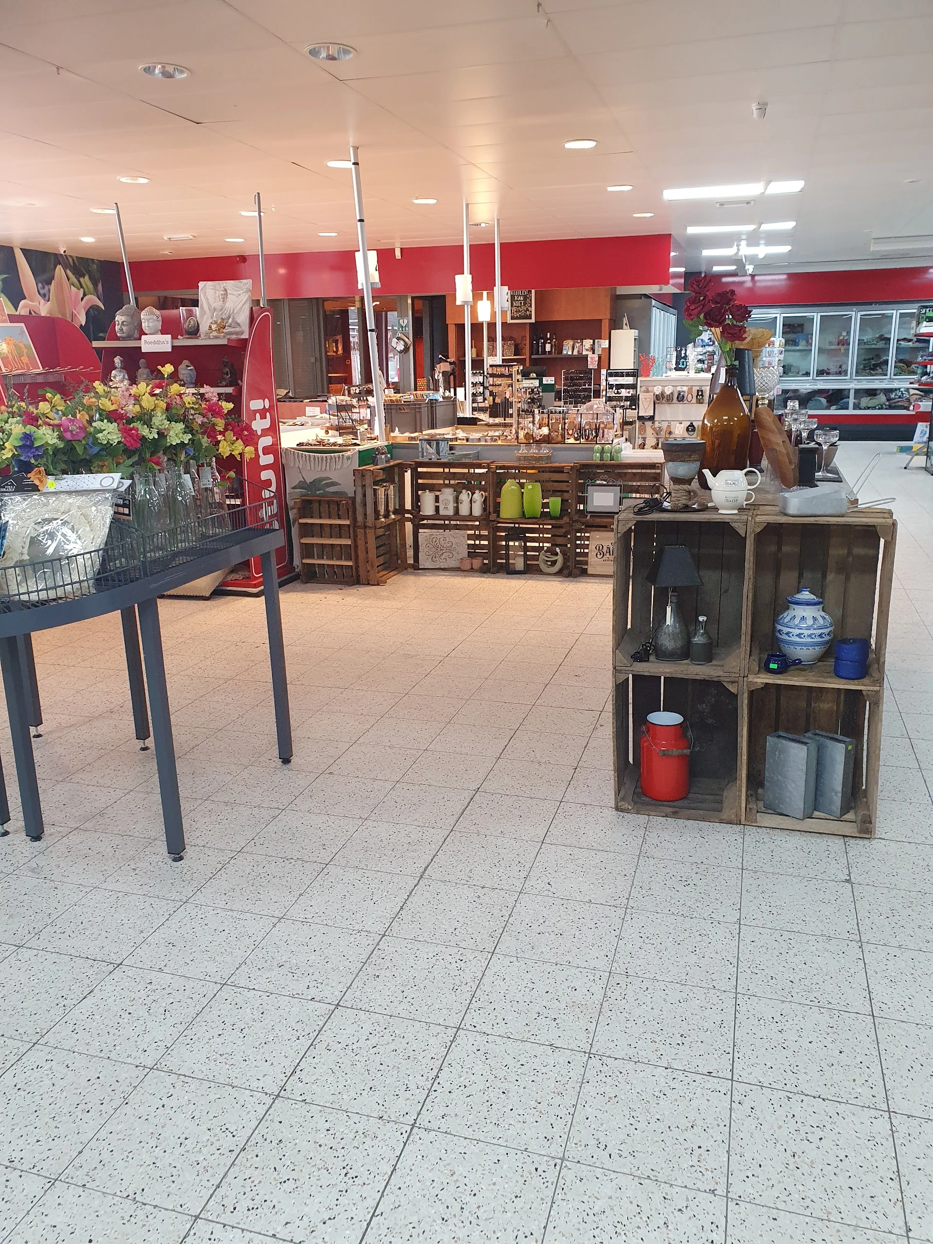 M&M Bazaar B.V. in Enschede met tweedehands meubels en kleding