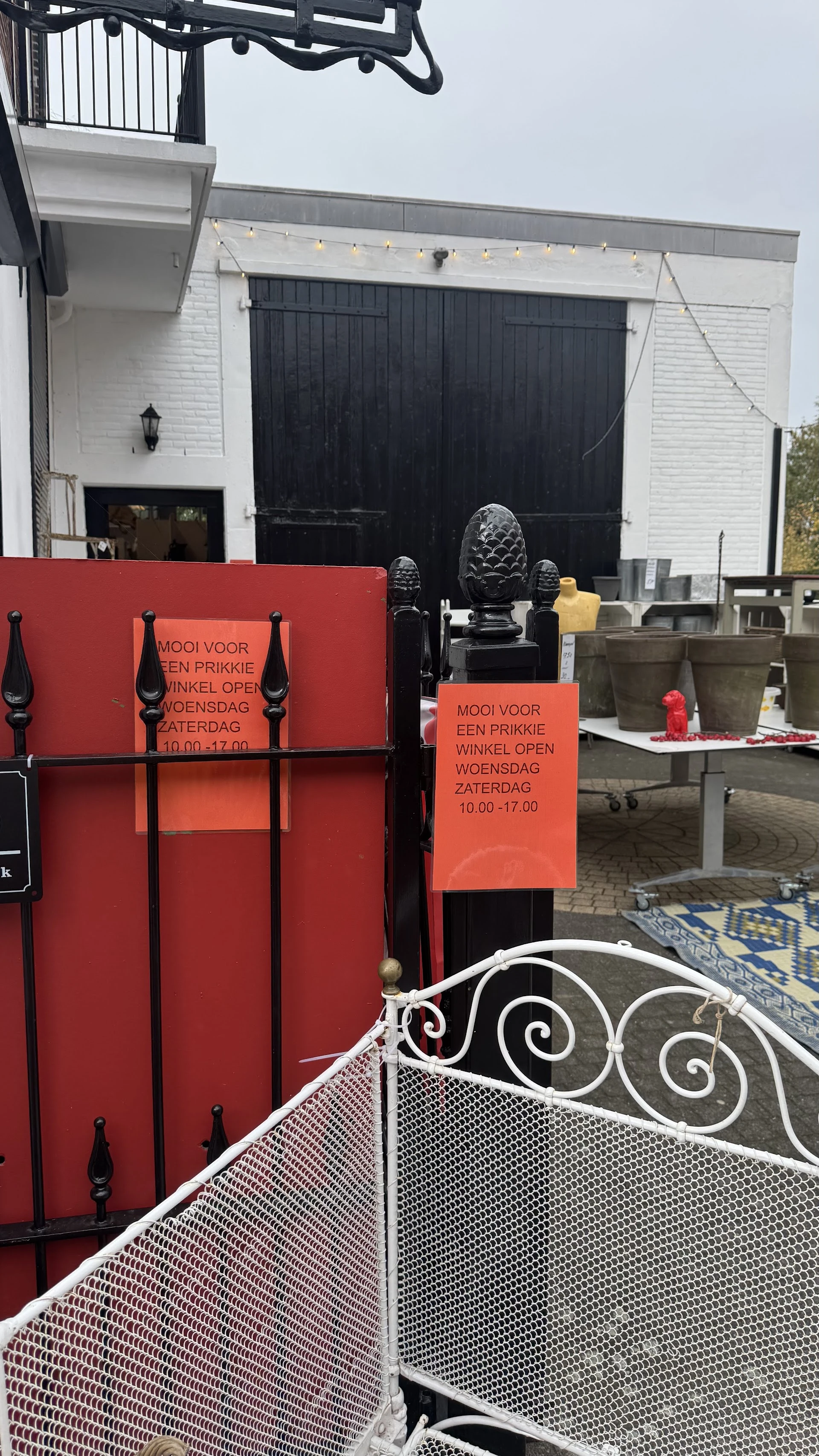 Mooi voor een prikkie in Vianen met tweedehands meubels en kleding