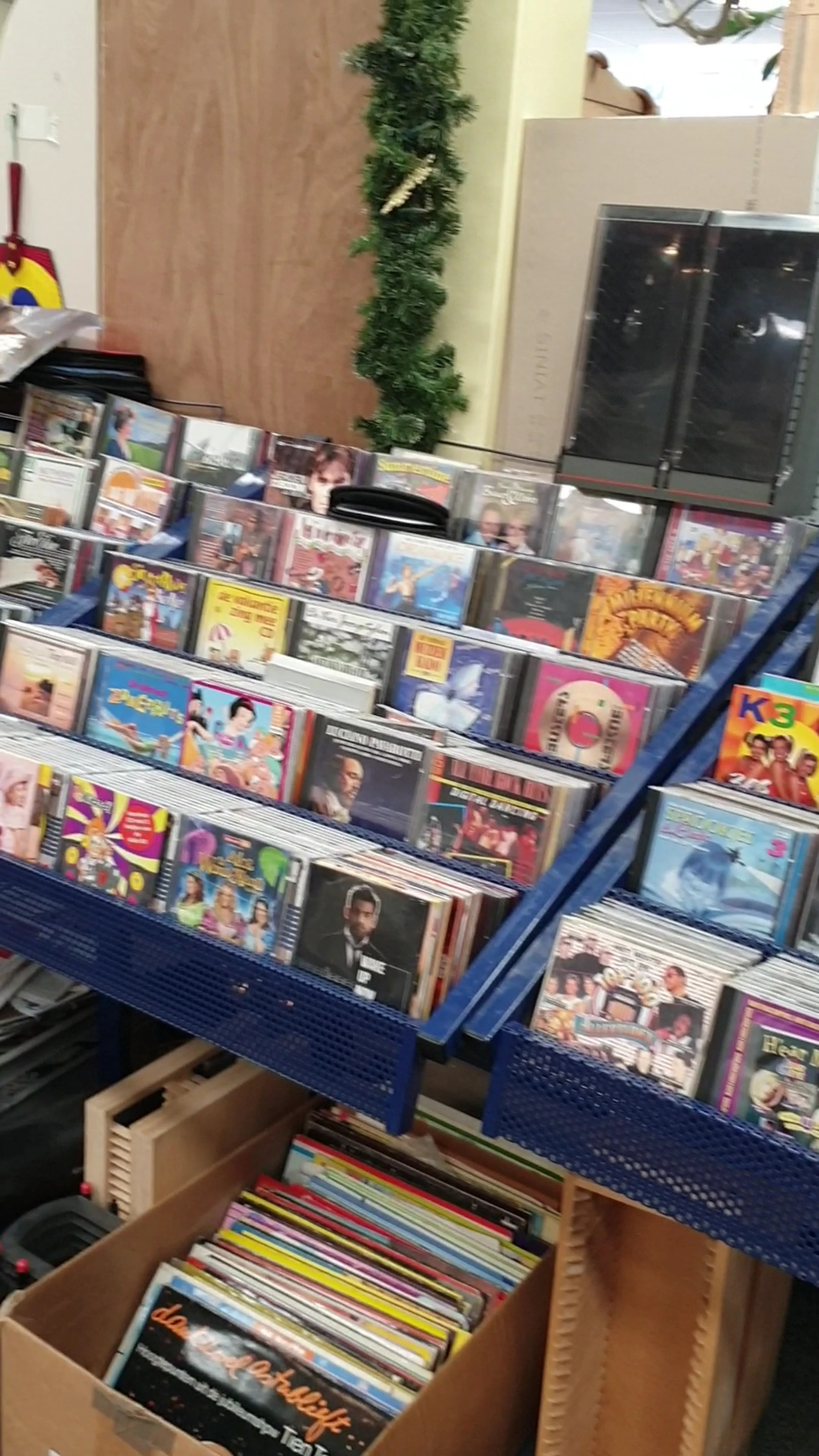 Kringloopwinkel 'N Habbekrats in Tilburg met tweedehands boeken, gereedschappen en huis- en inrichting