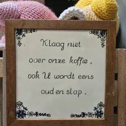 Houten lijst met Nederlands gedicht over koffie en ouderdom