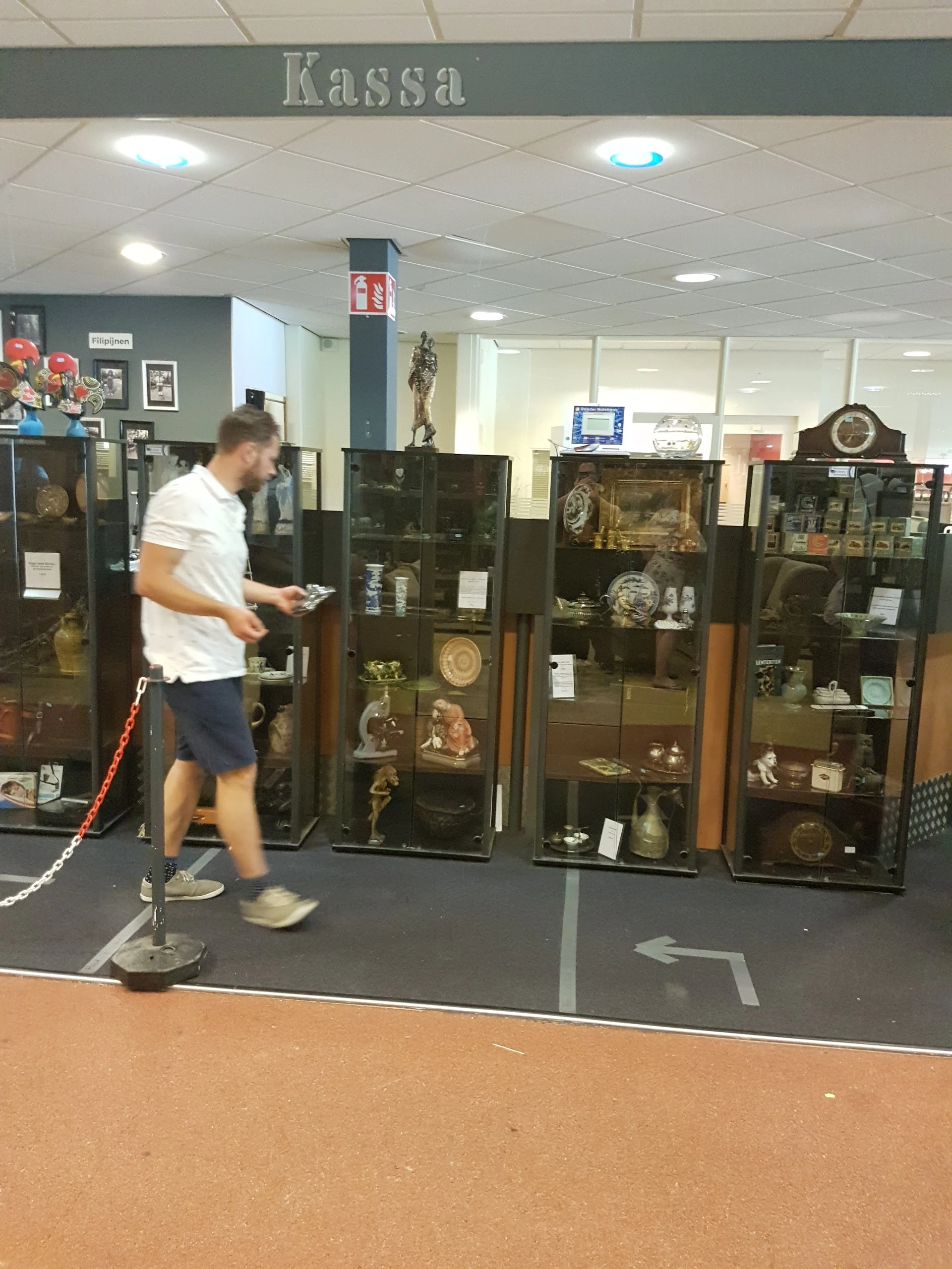 Nobel kringloopwarenhuis in Goes met tweedehands boeken, dinky toys en gereedschappen