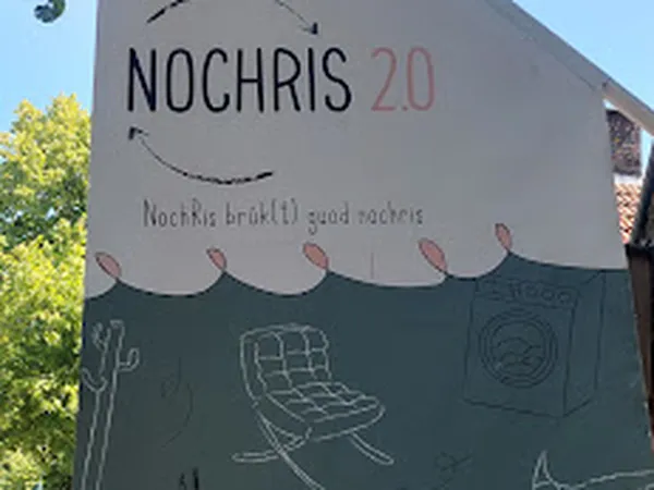Gevel van kringloopwinkel NochRis 2.0 met winkelname op bord en getekende details