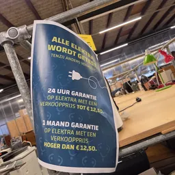 Blauwe garantiesticker met gele tekst over elektrische apparaten en garantievoorwaarden