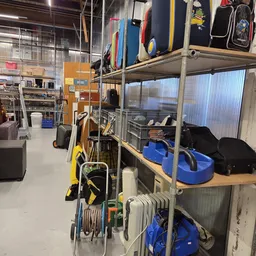 Winkelvloer met stellingen vol spullen, tassen, fietsen en diverse tweedehands artikelen