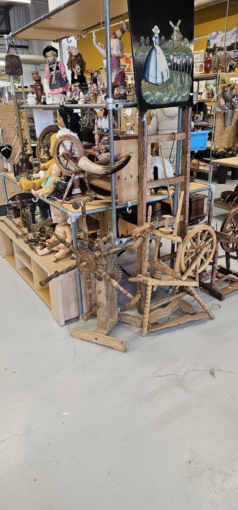 Antiek houten draaibank met decoratief ornament en onderdelen in werkplaats