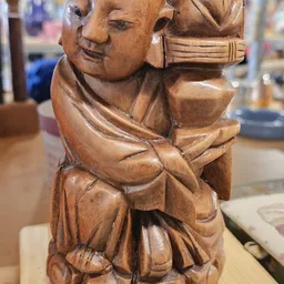 Houten beeldje van een lachende man met een grote buik, hand aan hoofd, handgemaakt kunstwerk
