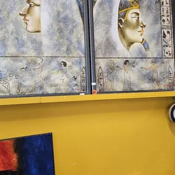 Gele buskant met Egyptische muurschilderingen afgebeeld op bovenpaneel