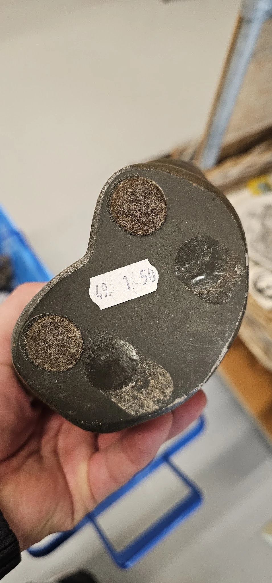 Donkergrijs palet met kleurvlekken, voorzien van prijssticker met nummer 49.1.50