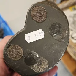 Donkergrijs palet met kleurvlekken, voorzien van prijssticker met nummer 49.1.50