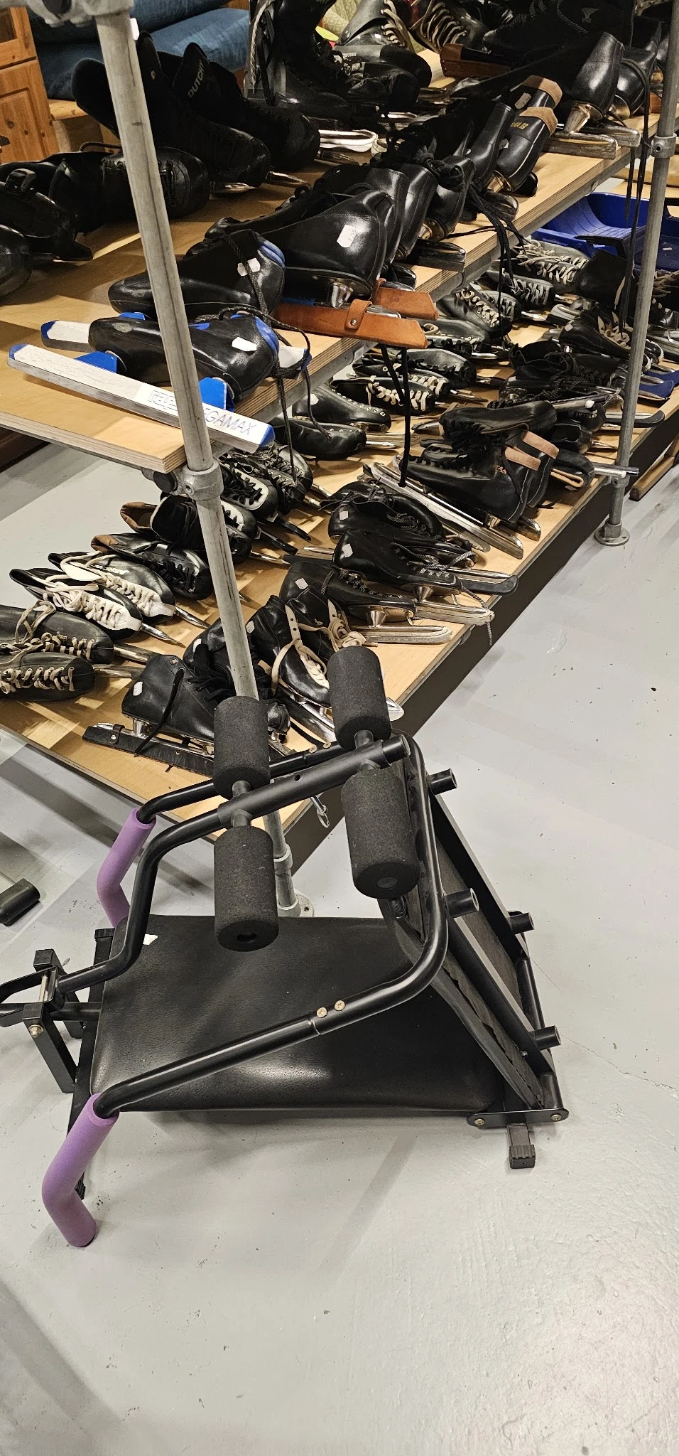 Hometrainers en sportapparatuur op houten pallets in de winkel