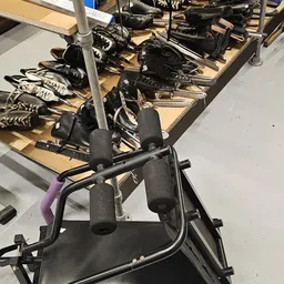 Hometrainers en sportapparatuur op houten pallets in de winkel