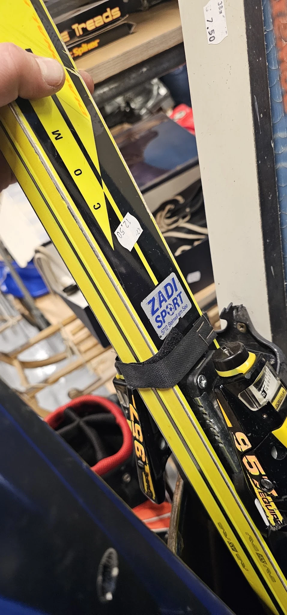 Close-up van een zwart-geel mountainbike frame met Zadi Sport sticker en onderdelen