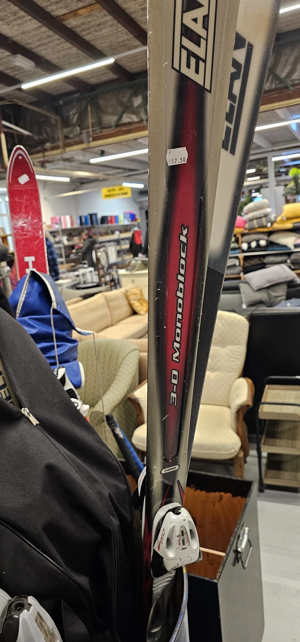 Close-up van een rode fiets of sportuitrusting met 'Bad Moodrock' tekst op het frame